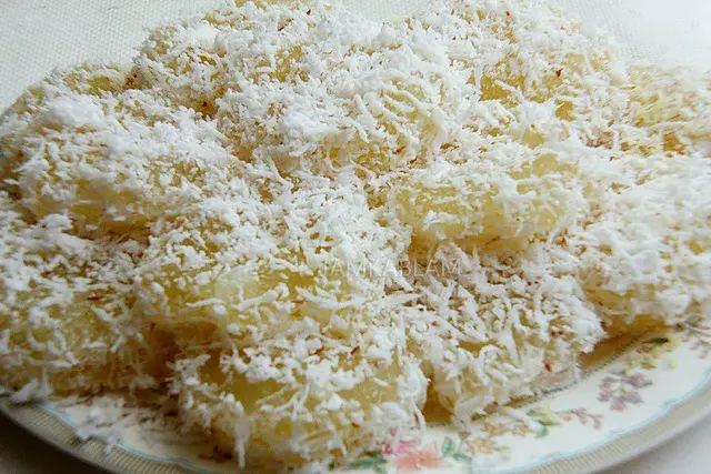 "PICHI PICHI WITH FRESH COCONUT: SWEET FILIPINO TREAT" 2 PICHI-PICHI WITH FRESH COCONUT